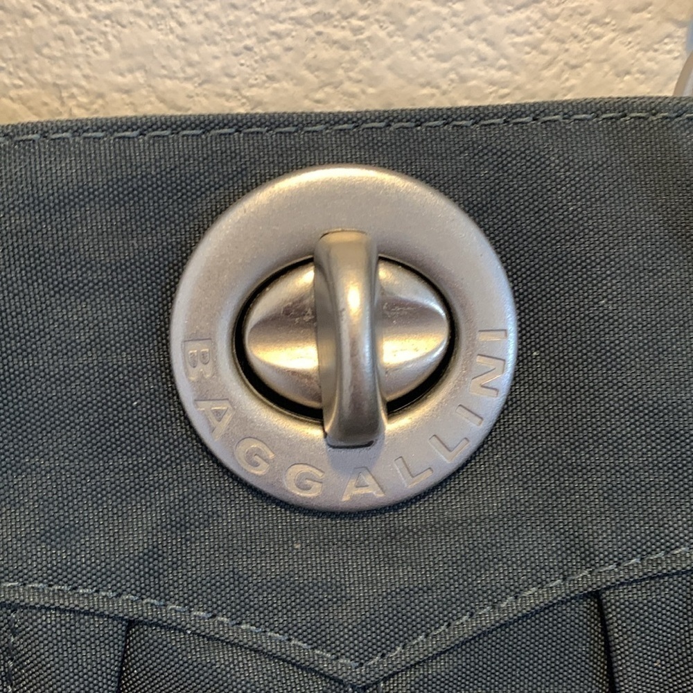 Baggallini Womens Gray Bag. Inside is Barbie Pink! Very roomy&clean. - Picture 2 of 14
